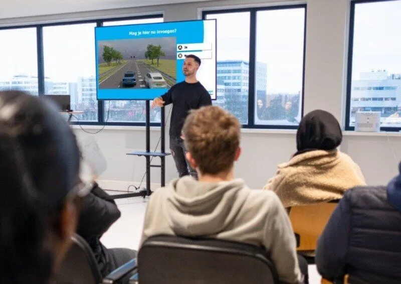 Bij de theoriecursus Heemskerk zit de klas voor een scherm met een invoegvraag
